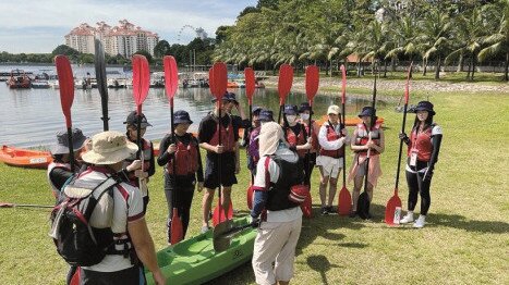 与新加坡环保组织Water Watch Society 一起划艇，清理水道中的垃圾，保护珍贵的饮用水